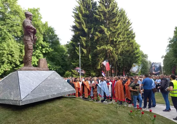 Архиепископ Атанасије освештао споменик хероја са Кошара Предрага Леовца