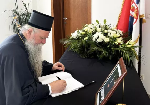 Митрополит Јоаникије се уписао у књигу жалости у Амбасади Србије у Подгорици