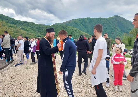 Фочаци и Пивљани заједно ходочасте ка манастиру Острог Фочаци и Пивљани заједно ходочасте ка манастиру Острог