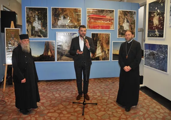 Изложба фотографија „Прозор у вјечност“ острошког монаха Дамјана