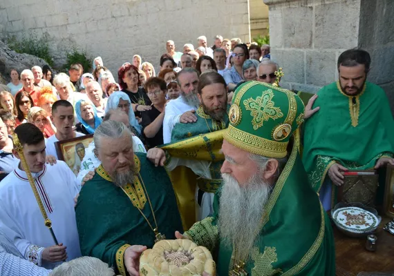 Тројичиндан прослављен у Острогу, богослужио Митрополит Јоаникије