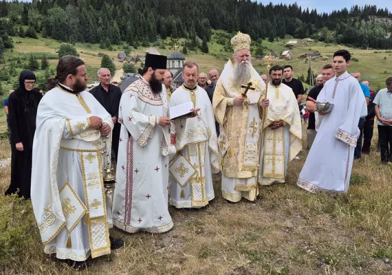 Митрополит Јоаникије служио Литургију и освештао звона у цркви Полагања ризе Пресвете Богородице у Прошћенским Жарима код Мојковца