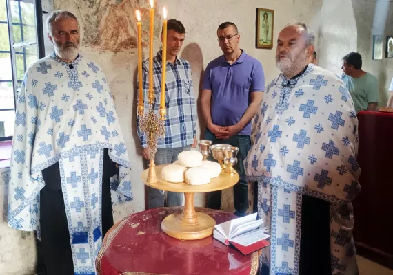 Празнично бденије, уочи Петровдана, у цркви Светих Петра и Павла у Никшићу