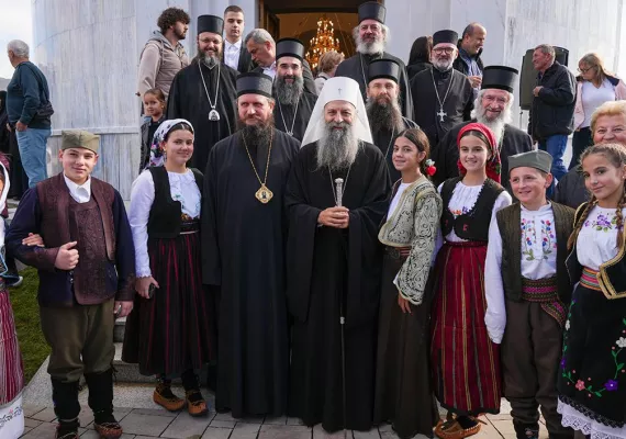 Патријарх Порфирије освештао храм Светог Саве у Дежеви