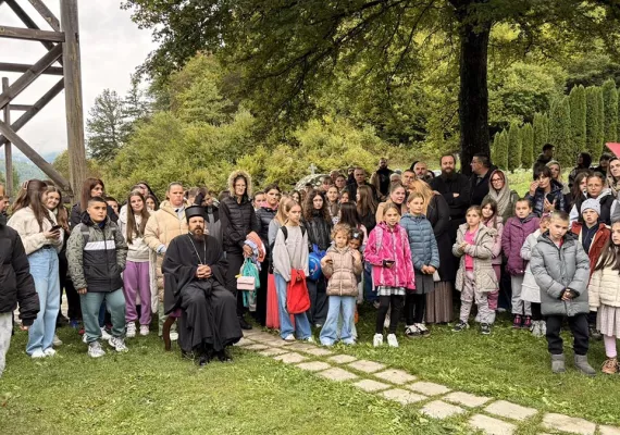 Владика Пајсије поводом Дјечијег сабора служио у Манастиру Мајсторовина