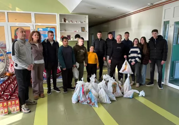 Братство православне омладине Светог Василија Острошког и ове године обрадовало најмлађе